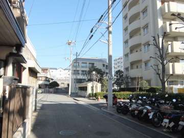 敷地北西側の前面道路