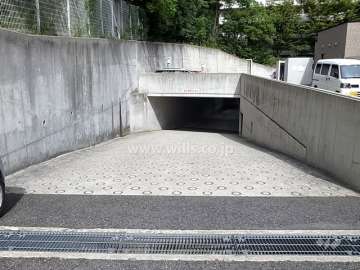 地階にある駐車場へのアプローチ
