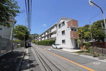 赤塚山ローズハイツの遠景。周辺は低層の建物を中心とした閑静な住宅地です。
