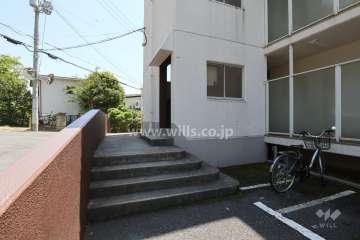 住戸出入り口は東西に2ヶ所あります。