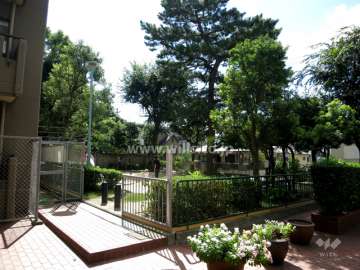 敷地に隣接する小さな公園