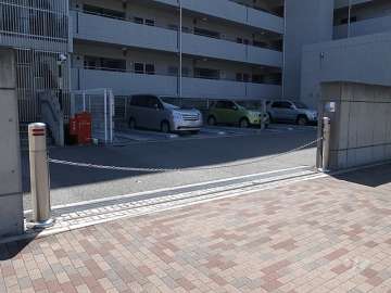 駐車場出入り口（ゲート付き）