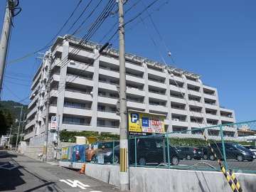 岡本パーク・ホームズの外観（南西側から）
