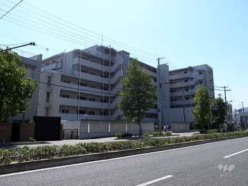 岡本パーク・ホームズの外観（北東側から）