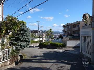敷地北側の前面道路。周辺は第1種低層住居専用地域に指定された閑静な住宅地です。