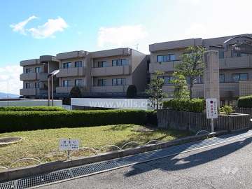 ロイヤルアーク逆瀬川の外観（北西側から）