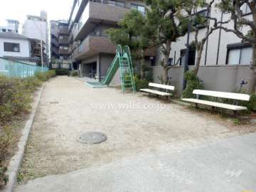 敷地に隣接する小さな公園