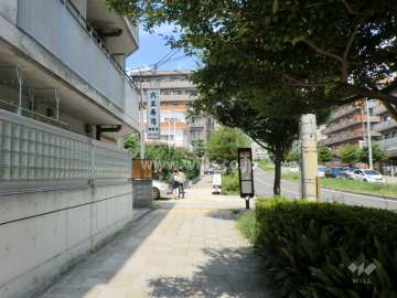 敷地東側の前面道路。目の前にバス停があります。
