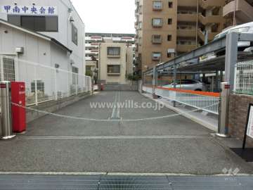 駐車場出入り口（ロボットゲート付き）
