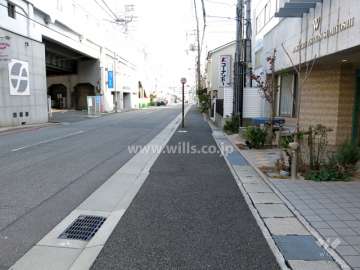 敷地北側の前面道路。道を挟んで、阪神本線が走っています。