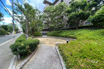 敷地の北西側にある『くすのき広場（緑地広場）』
