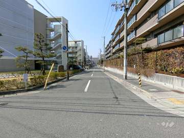 敷地南側の前面道路(東側から)