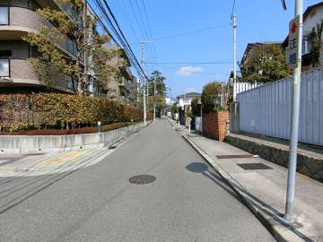 敷地東側の前面道路(南側から)周辺はマンションや一戸建てなどが混在する静かな住宅地です。