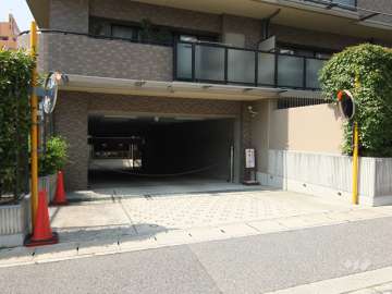 駐車場の出入り口はロボットゲート付きです。