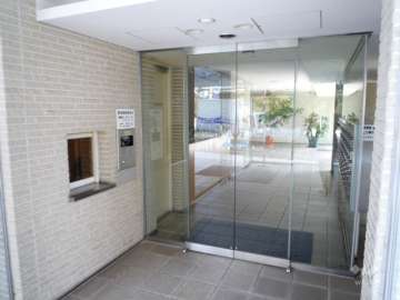 エントランスはオートロック付きです。