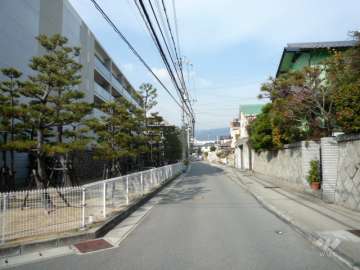 敷地東側の前面道路（南側から）