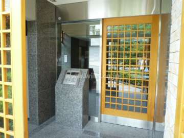 エントランスはオートロック付きです。