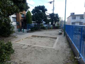 敷地に隣接する小さな公園
