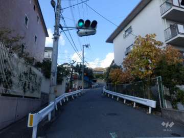 敷地東側の前面道路