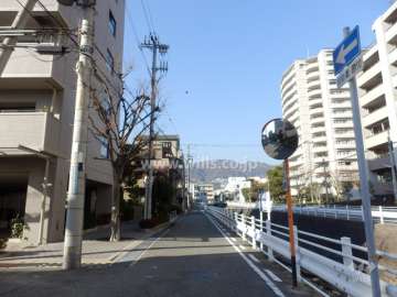 敷地東側の前面道路