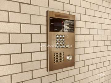 エントランスはオートロック付きです。