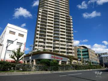 低層階には店舗が入っています。
