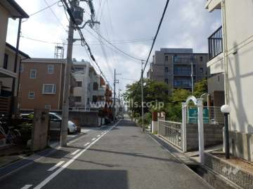 敷地南側の前面道路
