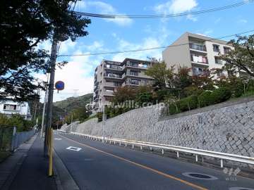 ディセット渦ヶ森の遠景。周辺はマンションが立ち並ぶ山手の静かな住宅地です。