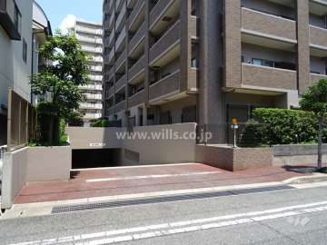 駐車場進入路のスロープ