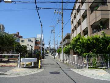 敷地南側の前面道路