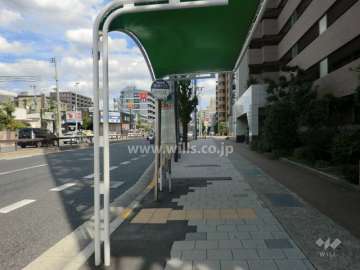 すぐ前にバス停があります。