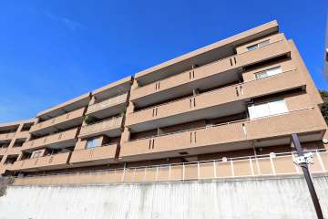 ヴェルーサ岡本山手の外観（南東側から）