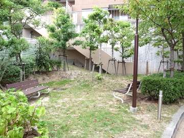 敷地内の小さな公園