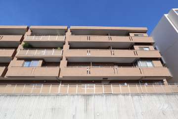 ヴェルーサ岡本山手の外観（南側から）