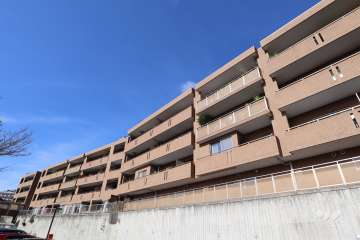 ヴェルーサ岡本山手の外観（南東側から）