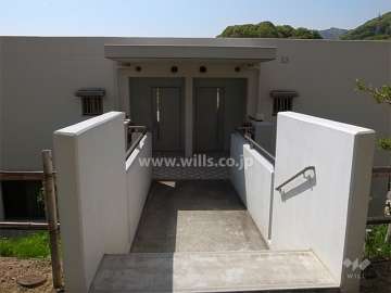 13番館のエントランス