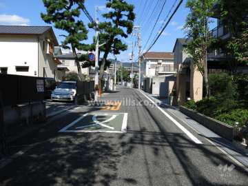 敷地西側の前面道路