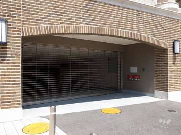 敷地内駐車場入り口（リングシャッター付き）