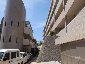 敷地は南側より一段高くなっています。