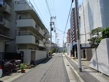 敷地北側の前面道路（東側から）