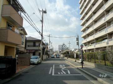 敷地南側の前面道路。バスの停留所があります。