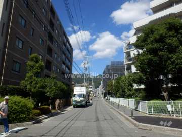 敷地西側の前面道路