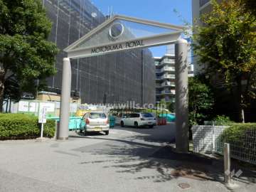 アーチが付いた駐車場出入り口
