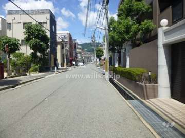 敷地西側の前面道路