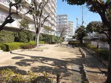 敷地に隣接する広場