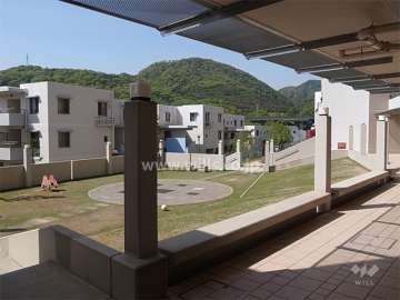 敷地中央の噴水のある広場