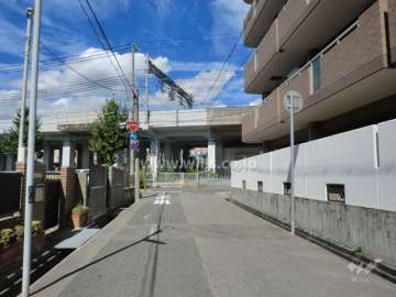 敷地西側の前面道路