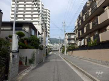 敷地西側の前面道路