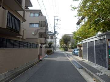 敷地北側の前面道路