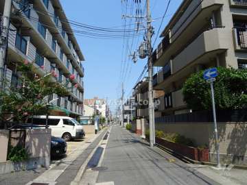 敷地北側の前面道路